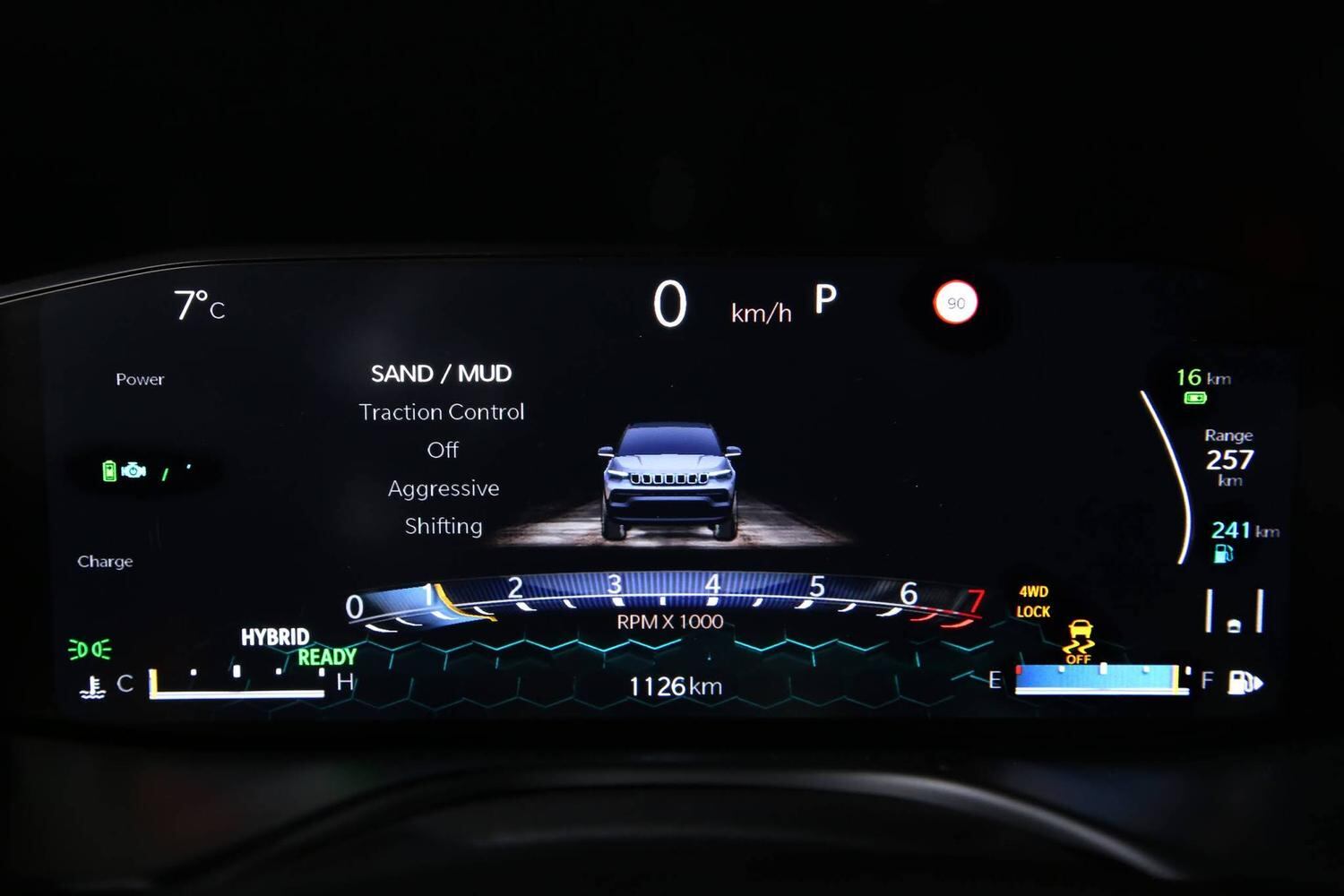 Cluster digital permite múltiplas configurações e alertas sonoros e visuais de segurança no novo Compass