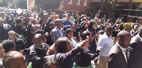 Pais e estudantes se colocaram em frente à escola Pretoria High School Girls, originalmente voltada apenas a meninas brancas, para protestar contra o que consideraram um ato racista, já que o estilo de cabelo afro é parte da identidade das meninas