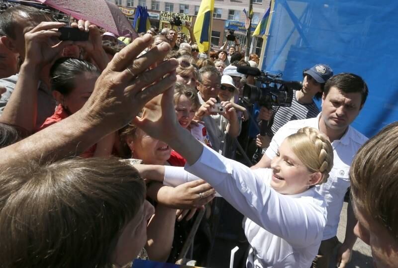 A candidata às eleições
presidenciais ucranianas e ex-primeira-ministra Yulia Tymoshenko cumprimenta
seus partidários durante um comício na cidade de Sumy, na Ucrânia