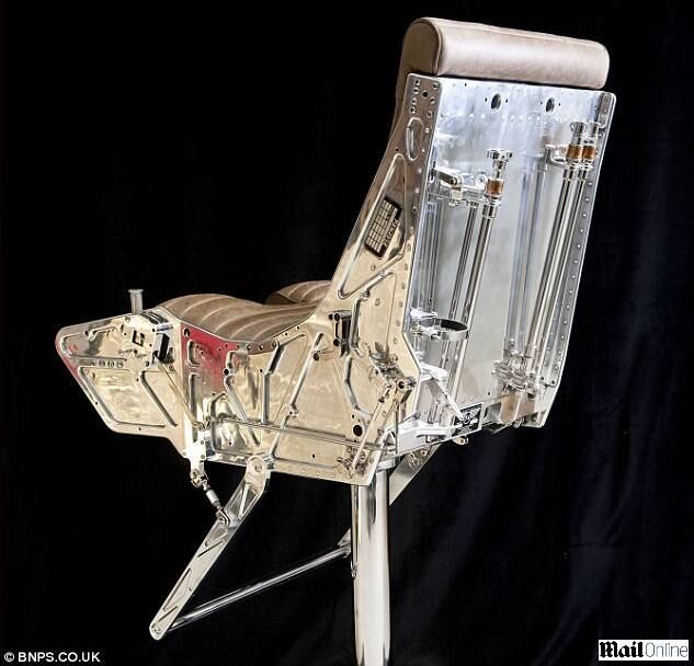 Feita a partir do ejetor de um Martin Baker MK10, a cadeira de R$ 27 mil é um dos móveis que os irmãos desenvolvem. Há também sofás, mesas de café, relógios e carteiras