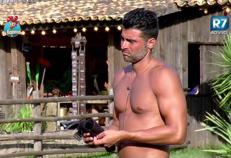 Segundo JP, o grupo da piscina tem medo e falou especialmente
de Douglas.  

— Ele não me afronta em nada. Ele não olha nem no meu olho,
isso se chama medo. Sabe o pavão? O que ele faz com medo? [abre a cauda leque]
É o que ele faz, estufa o peito

+ "Eu não sou figuração em A Fazenda", exclama Luka a Ana Paula Minerato
+ Carla coloca Luka contra a parede: “Foi o seu cocô que entupiu o banheiro, não foi? Fala a verdade!”
+ Em tom de brincadeira, Luka se oferece para tirar o sutiã de Mara Maravilha

