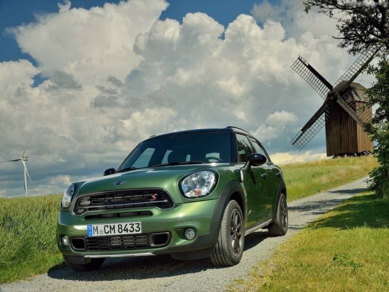 Na versão S, uma fina régua cromada atravessa a grade do radiador ao lado da letra característica da configuração, em vermelho

Saiba tudo sobre carros! Acesse www.r7.com/carros
