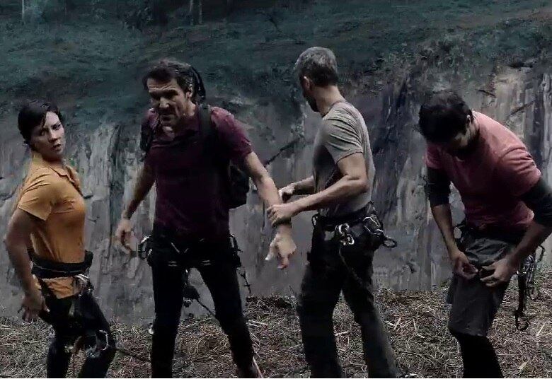 Sapo explicou o que aconteceu com a ponte, mas os guias conseguiram ajudar porque estavam com material específico para escalada. Juntos, os quatro atravessaram para o penhasco da frente, por onde o grupo desaparecido havia passado 