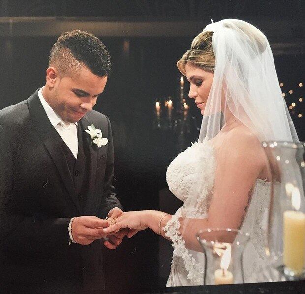 Dentinho e Dani Souza formam um casal bastante apaixonado