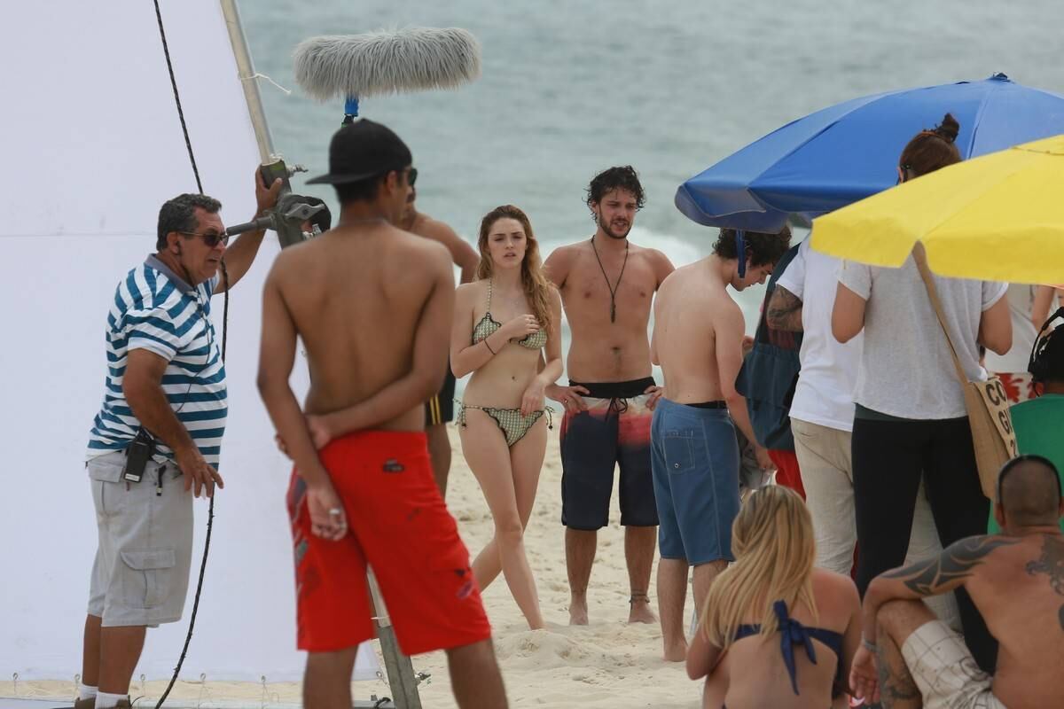 Isabelle Drummond e Jayme Matarazzo durante gravação de novela, na praia carioca do Recreio dos Bandeirantes, nesta quarta-feira (10)