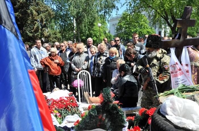 Parentes participam do
funeral de um ativista pró-Rússia morto durante combate com as tropas
ucranianas em Kramatorsk, leste da Ucrânia