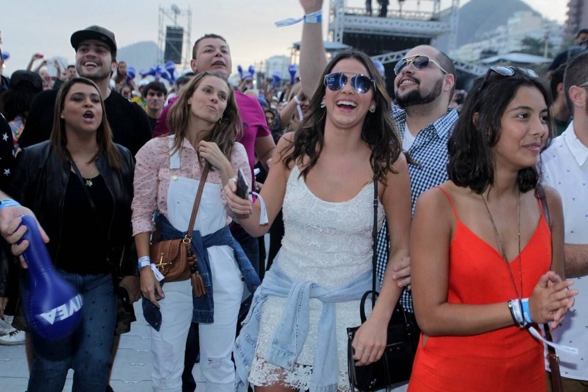 Famosos curtem apresentação de Ivete Sangalo e Criolo em Copacabana, no Rio de Janeiro, neste domingo (21)