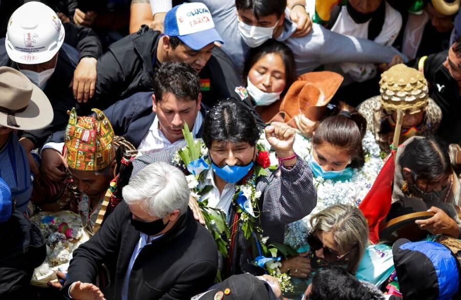 Evo Morales foi recebido por diversos apoiadores e agradeceu no Twitter. “Estou muito grato ao povo boliviano por me receber com tanto carinho”, escreveu na rede social. 