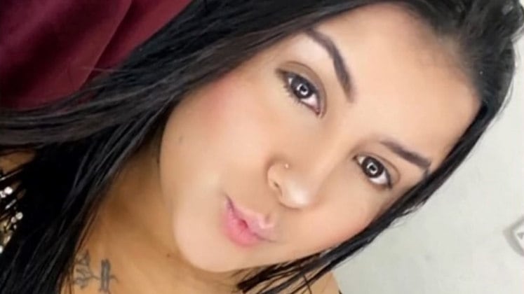 O Cidade Alerta acompanha o caso de Ana Vitória, adolescente de 17 anos, morta a tiros em Viçosa (MG), após divulgar fotos íntimas de uma amiga para o namorado. A suspeita de ser a mandante do crime é a amiga, que teve as fotos divulgadas e se relaciona com um dos atiradores envolvidos no crime. Confira mais detalhes a seguir