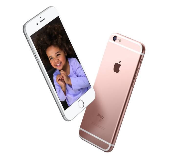 As selfies feitas com o aparelho também vão
parecer mais bonitas. O novo modelo conta com Retina Flash — todo o display vai
brilhar três vezes para que você tire suas fotos com a câmera frontal




