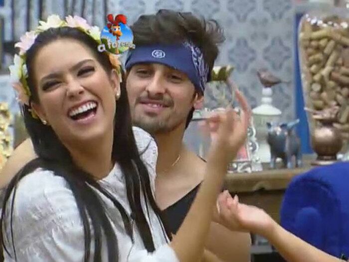 Logo no início da sétima edição, a modelo foi alvo de muitas investidas do cantor sertanejo Leo Rodriguez

+ Assista ao vídeo dos peões parabenizando Débora

