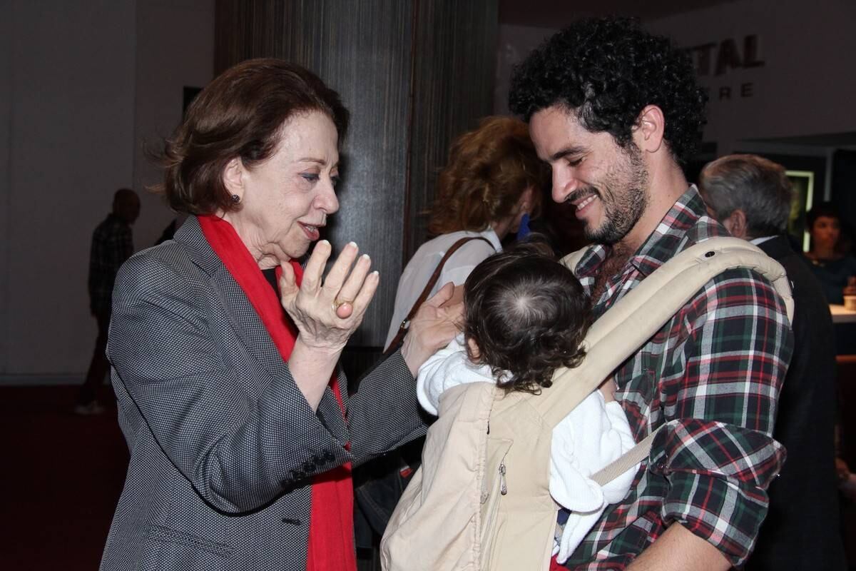 Fernanda usou roupa sóbria com um toque de cor