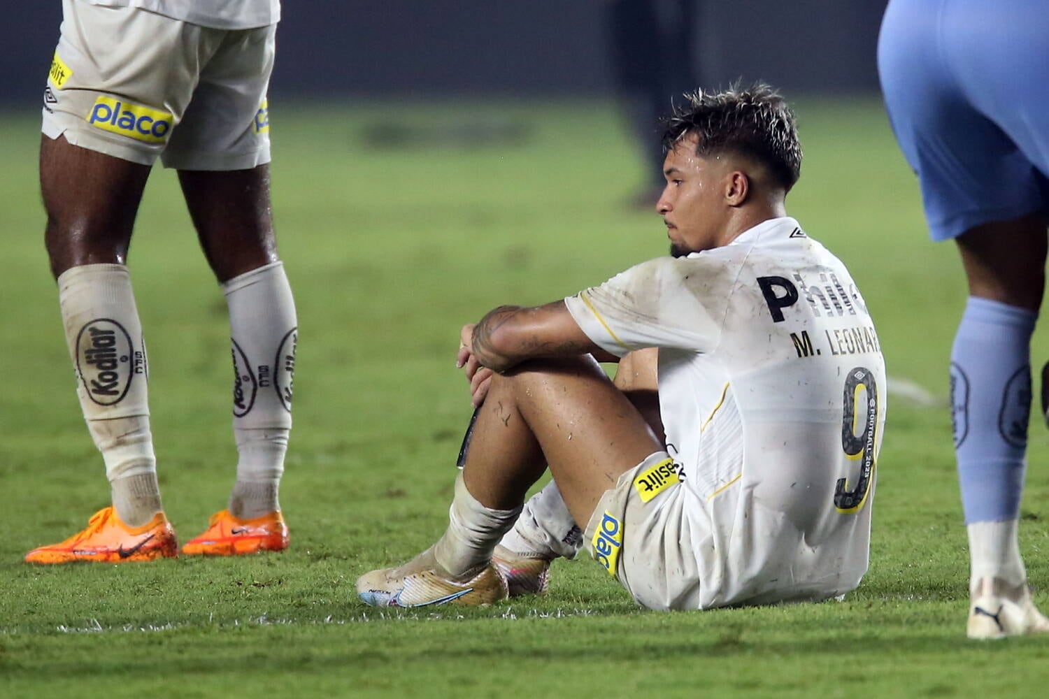 Os jogadores sentaram-se no gramado, alguns com lágrimas no rosto