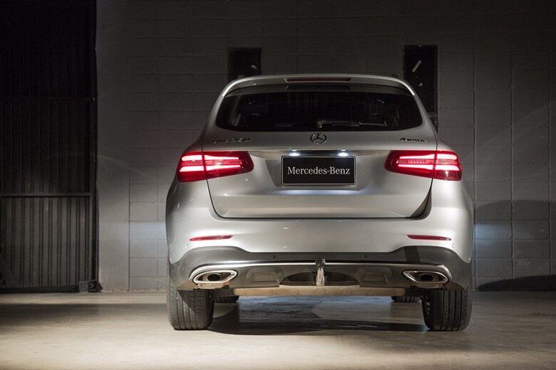 A traseira possui lanternas mais finas e para-choques mais
robustos, com linhas altas e lanternas fluidas, estendendo para a lateral do GLC