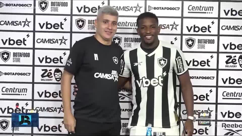 Botafogo apresenta Elias Manoel, reforço para o ataque no Brasileirão
