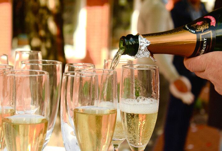 Antes de dormir, a Rainha gostava de apreciar uma boa taça de champanhe - uma espécie de vinho branco, cujo nome é exclusivo da região onde é produzido na França. Em outras partes do mundo, chama-se espumante.