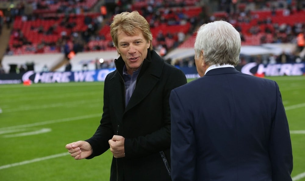 Nas
principais ligas esportivas norte-americanas é comum encontrar celebridades
investindo e comprando times. O último a querer participar deste seleto grupo é
o roqueiro Jon Bon Jovi