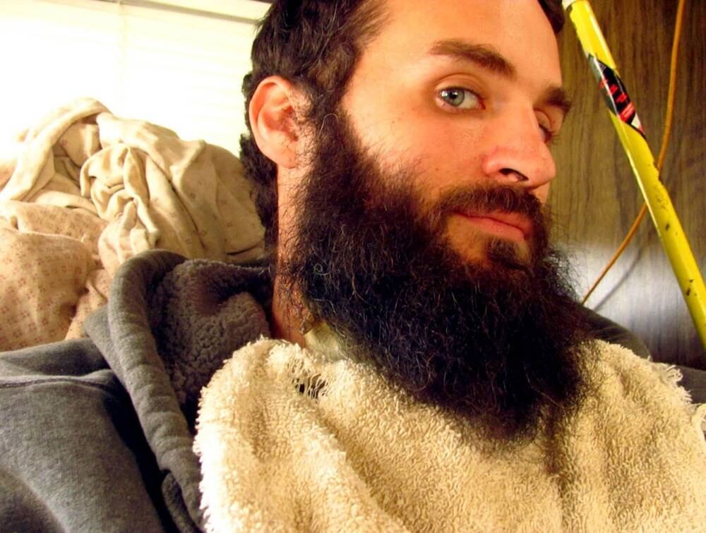 Quem vive embaixo da barba é a patinha Peeps, grande companheira de Brian