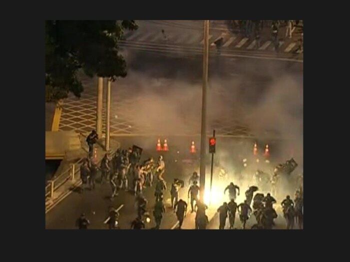 A Polícia Militar divulgou imagem do momento em que os agentes foram atacados por coquetel molotov