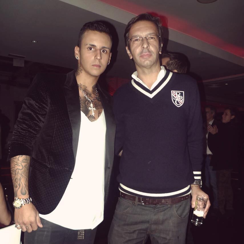 O bilionário de 22 anos também gosta de inverter papéis e tietar um pouquinho. Ele publicou em sua página do Facebook uma foto com Joaquim Sousa Martins, que segundo ele classificou na legenda é "um dos melhores jornalistas desportivos português. — com Lorenzo Carvaglio em Porsche Clubbing"