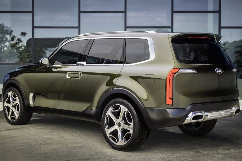 Visto por trás, ele lembra um pouco o Jeep Cherokee. As
linhas de cintura são altas e o visual, mesmo que bastante limpo, agrega
elementos comuns, como o acabamento em plástico sobre a caixa de rodas que se estende em toda a parte inferior da carroceria