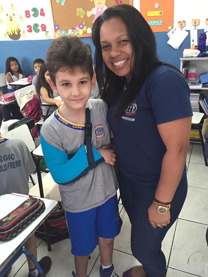 O pai disse que Mateus até foi para a escola um dia, mas a família achou melhor que ele se recuperasse em casa. No entanto, ele já fez as provas e foi aprovado, além disso, já aprendeu a escrever com a mão esquerda