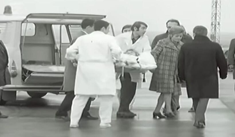 E, pra terminar , ela foi encontrada por um homem que tinha servido como médico na Segunda Guerra Mundial. E que, após prestar os primeiros socorros, a levou para o hospital.