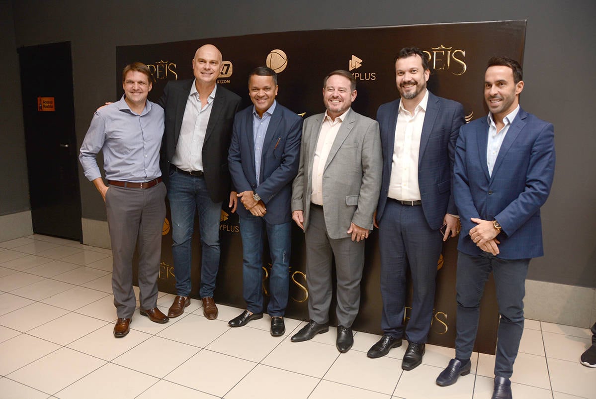 Record TV RS recebeu convidados em sala de cinema para a estreia da série Reis