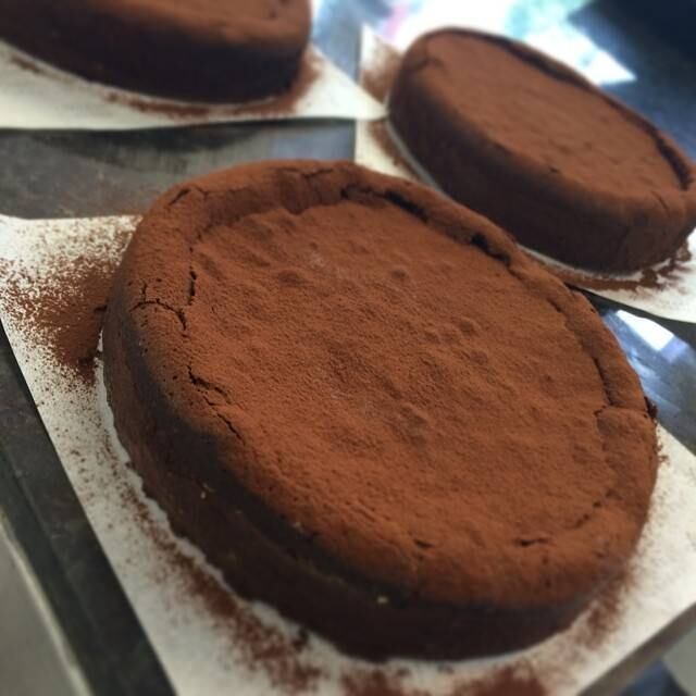 Quem resiste a um bolo de chocolate cremoso como este da foto acima? Feito pela chef Roberta Sudbrack, do Rio de Janeiro, que está entre as melhores do mundo, ele faz parte do menu de sábado do restaurante da chef. Em seu Instagram ela mostra todas as novidades e comidinhas que fazem do restaurante um dos melhores. Corre lá: @robertasudbrack