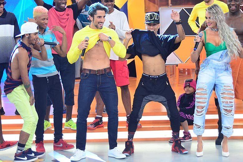 Marcos Mion adora mostrar o tanquinho nas redes sociais e também no palco do Legendários.
Quem não lembra de quando o Na Batalha, grupo de dança brasileiro que
fez turnê pelos Estados Unidos, entra no palco da atração e faz Mion se
animar e mostrar o tanquinho!

+ Vídeo: Veja as atrações do Legendários na íntegra deste sábado (3)

+ Legendários também está no Facebook. Curta!

+ Siga a atração de Marcos Mion no Twitter!
