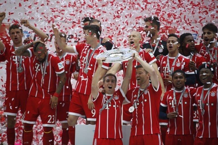 O Bayern, que já havia conquistado o título alemão, levantou a taça neste sábado, após golear o Freiburg por 4 x1, em jogo que marcou as aposentadorias de Lahm, Xabi Alonso e do goleiro Starke. Robben foi o destaque, com duas assistências e um gol. Vidal, Ribery e Kimmich completaram o placar para o Bayern, enquanto Petersen fez o gol do Freiburg 
