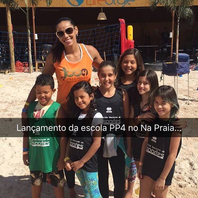 A ponteira tem uma escola de vôlei, a PP4, que dá aula para crianças, adolescentes e adultos 