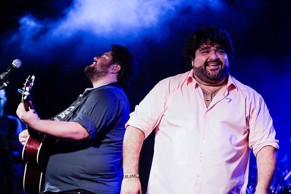 R7 — O disco Os Menotti no Som, lançado este ano, traz um novo projeto de estúdio da dupla. Como foi voltar a esse ambiente sendo vocês uma dupla que teve tantos sucessos e gravações ao vivo?

Fabiano — Foi um pouco diferente sim, mas foi bom demais. Pela primeira vez trabalhamos com o Dudu Borges. Além disso, tivemos tempo pra analisar todos os detalhes e deixar o CD com a nossa cara.
