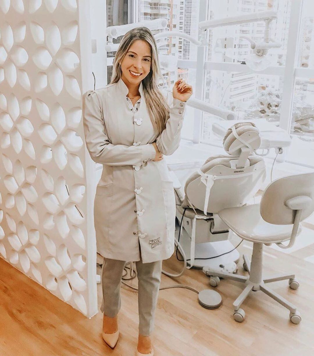 A meta é entrar no estilo sem fugir da seriedade que a profissão exige 


Na foto, a odontologista Mariana Furtado 