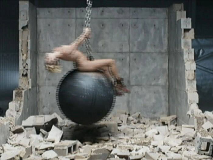 O novo trabalho de Beyoncé foi comparado ao também clipe polêmico
de Miley Cyrus, aonde a loira aparece completamente nua em cima de uma bola de demolição