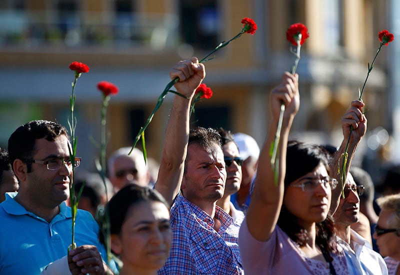 s manifestantes atiraram ao ar seus cravos dando lugar a uma espetacular chuva de flores, enquanto abarrotavam a praça e os agentes antidistúrbios mantinham o parque Gezi isolado