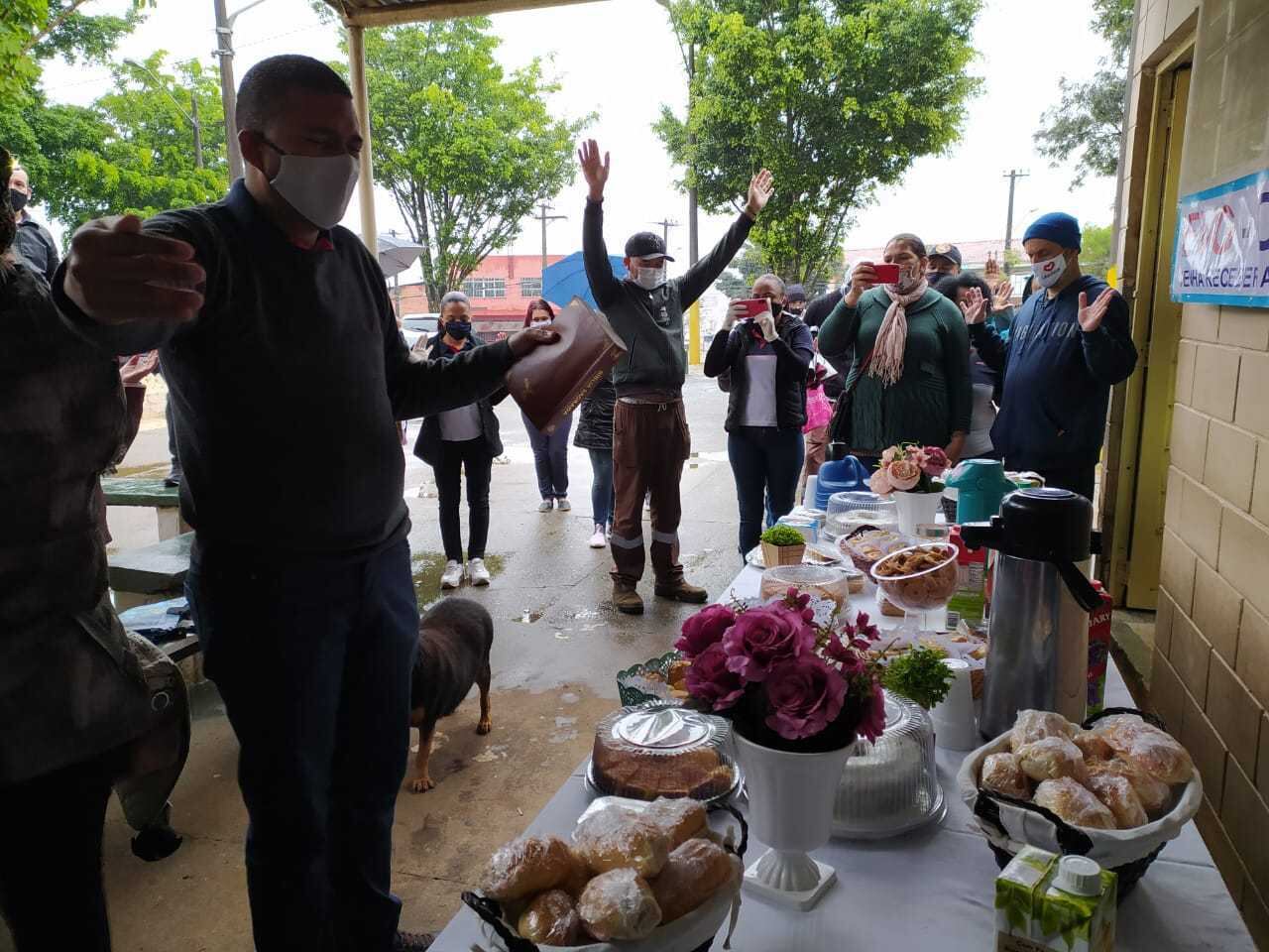 Voluntários se reúnem para levar consolo e auxílio às pessoas que perderam seus entes queridos