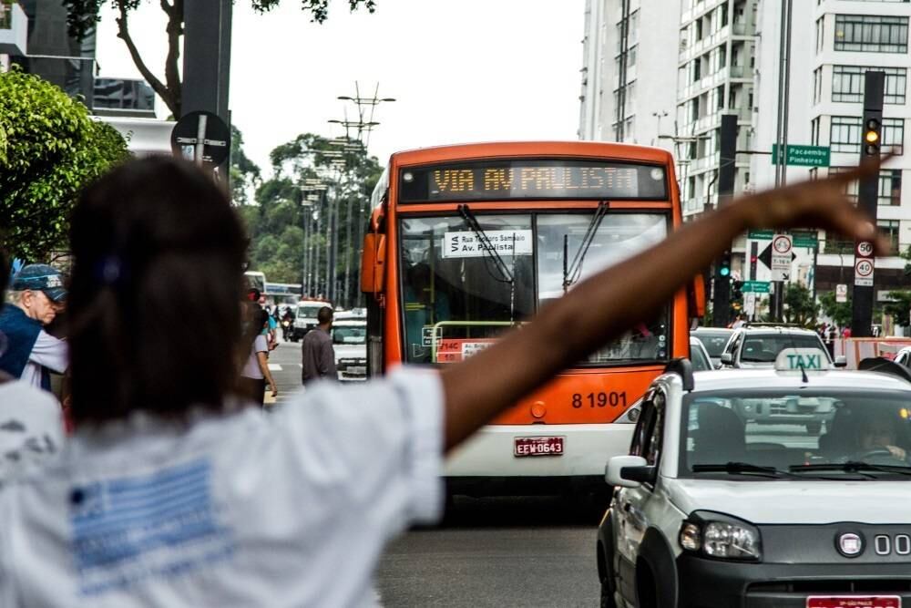 As tarifas de ônibus estarão mais altas em algumas cidades do Brasil em 2015. Na capital paulista, o valor da passagem vai passar de R$ 3 para R$ 3,50 a partir desta terça-feira
(6).
Em Minas Gerais, o valor dos ônibus que circulam na Grande Belo Horizonte foi reajustado em 12,78% na última semana de dezembro, o que levou a
tarifa média para R$ 3,95. Já a passagem dos ônibus municipais na capital mineira sofreu aumento relâmpago de 8,06%. O anúncio foi
feito no dia 27 de dezembro, dois dias antes de começar a valer, e levou a
tarifa básica de R$ 2,85 para R$ 3,10.
Em Salvador,
a tarifa subiu de R$ 2,80 para R$ 3
no início do ano