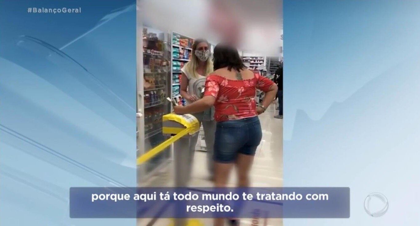 Agressora, de roupas vermelhas, já tinha BO por agressão à própria mãe
