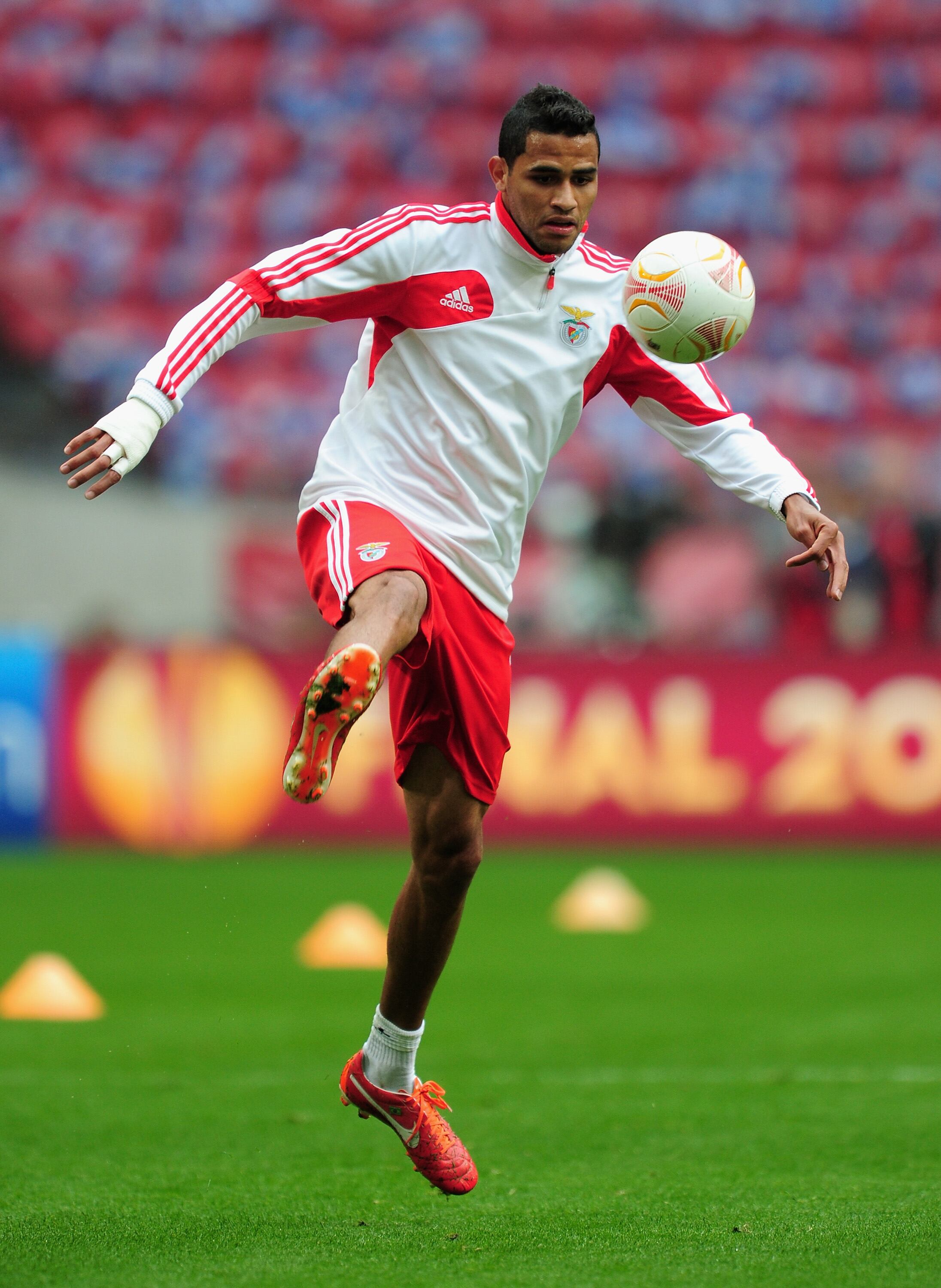 O jogador tem experiência no futebol europeu, o que pode ajudar bastante a equipe do Palmeiras, que é jovem. Em 2010, Kardec foi comprado pelo Benfica, apesar disso, o atacante ainda não se firmou no clube português e por isso foi emprestado