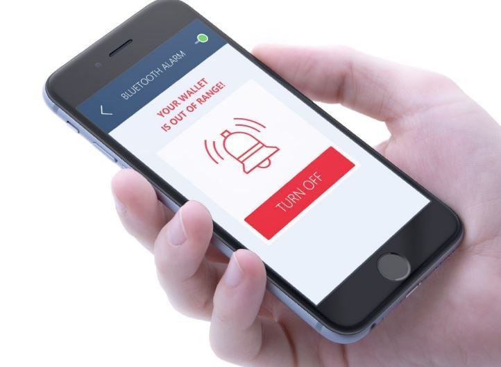 A carteira do futuro também avisa se você estiver distante do seu celular, caso você ative a opção de alerta por distância. Usando a conexão bluetooth a carteira pode te "dar um toque" se você deixou o celular no balcão do bar ou coisa parecida...