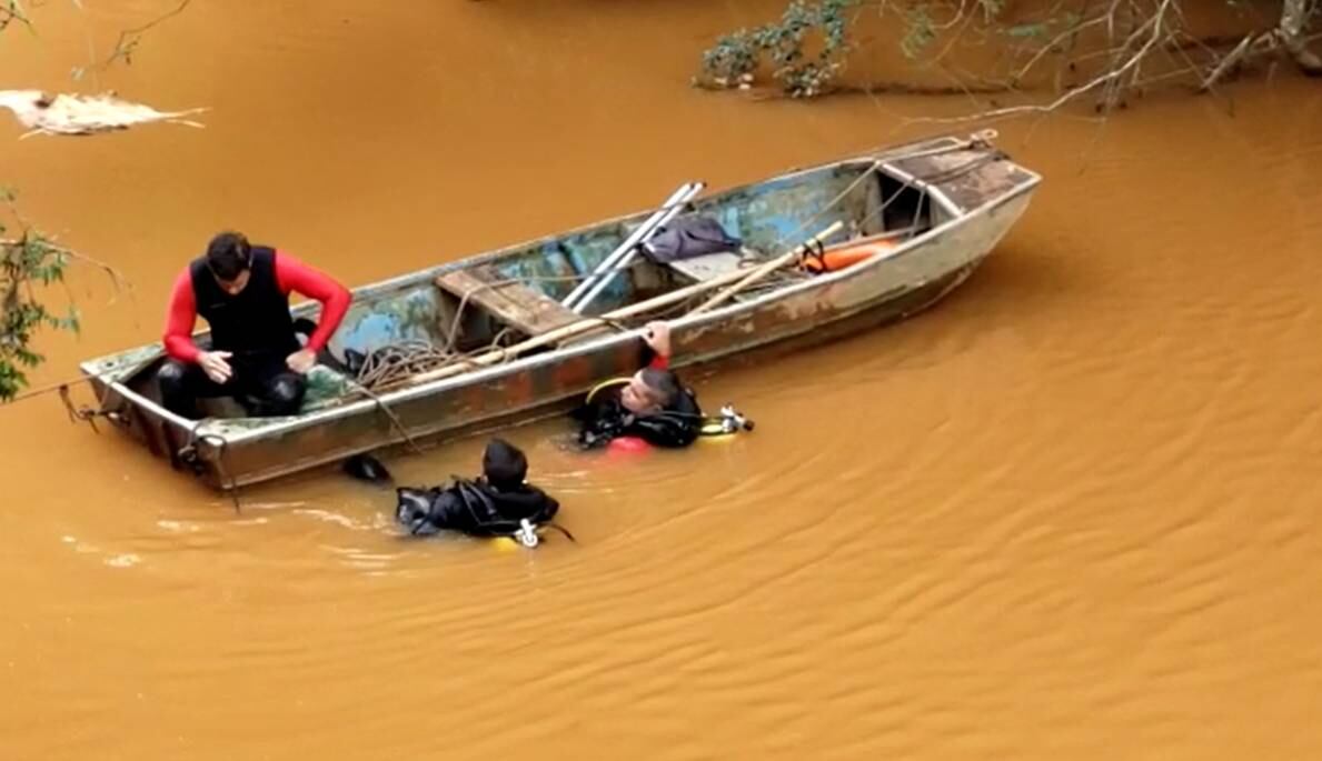 Mergulhadores buscam vítimas de acidente em Minas