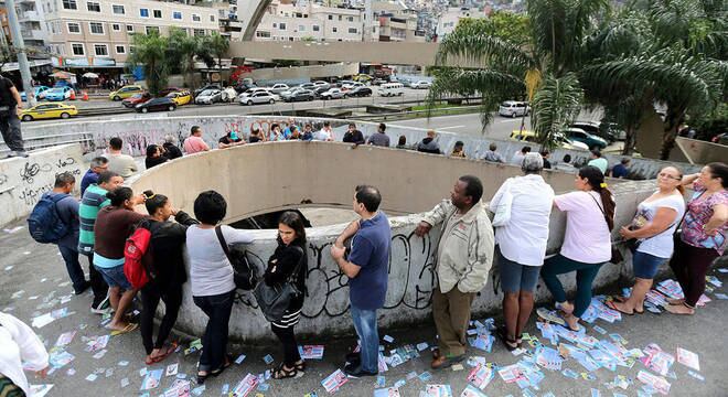 Eleitores formam fila para votar no Rio de Janeiro