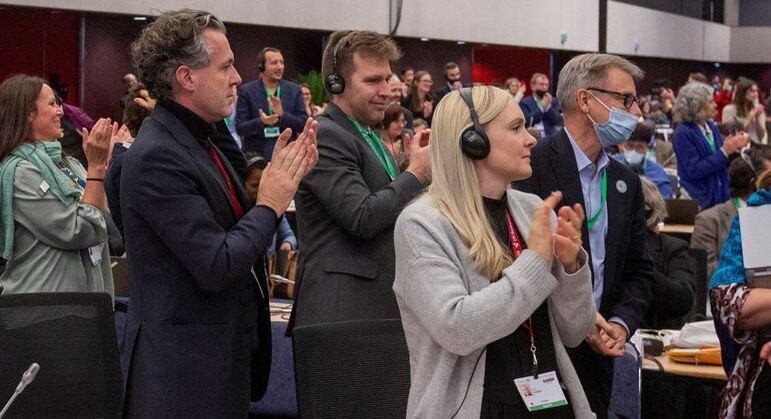 Christophe Benchu, ministro francês do Meio Ambiente e Transição Ecológica (à esq.) e Maria Ohisalo (de blusa cinza), ministra do Meio Ambiente e Mudança Climática da Finlândia, aplaudem o acordo fechado na ONU