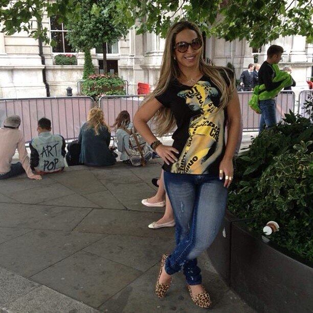 Segundo Marcela, o equilíbrio está em dosar a quantidade de pele à mostra.

— Se o decote é grande, é melhor usar uma medida mais longa embaixo, até o joelho, pelo menos. Se vai de minissaia, que o modelo seja mais soltinho para não marcar muito, e sem decote