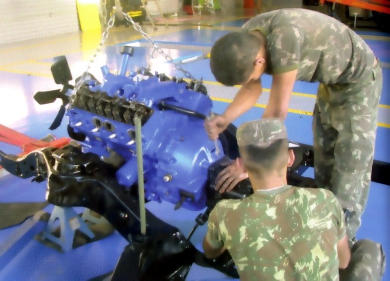 Devido ao estado do automóvel, foi necessário um desmonte
completo. O motor foi removido e as demais partes do veículo também foram
desmontadas. O chassi, parte que sustenta o veículo, recebeu atenção especial
