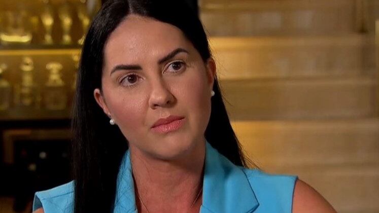 Graciele Lacerda
A noiva de Zezé Di Camargo quebrou o silêncio e falou sobre as acusações de ter criado um perfil falso para difamar familiares do cantor sertanejo. Graciele admitiu que o perfil existia, mas se justificou ao dizer que criou a conta para se defender de ataques que sofria após assumir o relacionamento com o cantor. "Eu criei o fake para me defender na época, porque estavam criando vários para me atacar. E eu só criei um fake, com meu e-mail, meu endereço, porque eu não tinha intenção de sacanear ninguém, eu só queria me defender, porque eu precisava", afirmou.