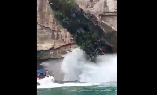 Estrutura rochosa desabou em cima de lanchas neste sábado (8)