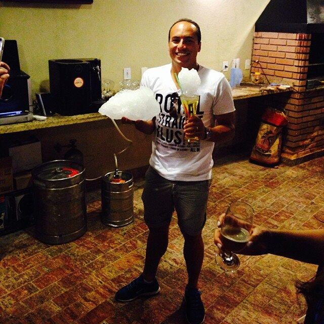 Na mesma festa em que provocou o R7, Aílton posou sorridente com bastante gelo em seu drink
