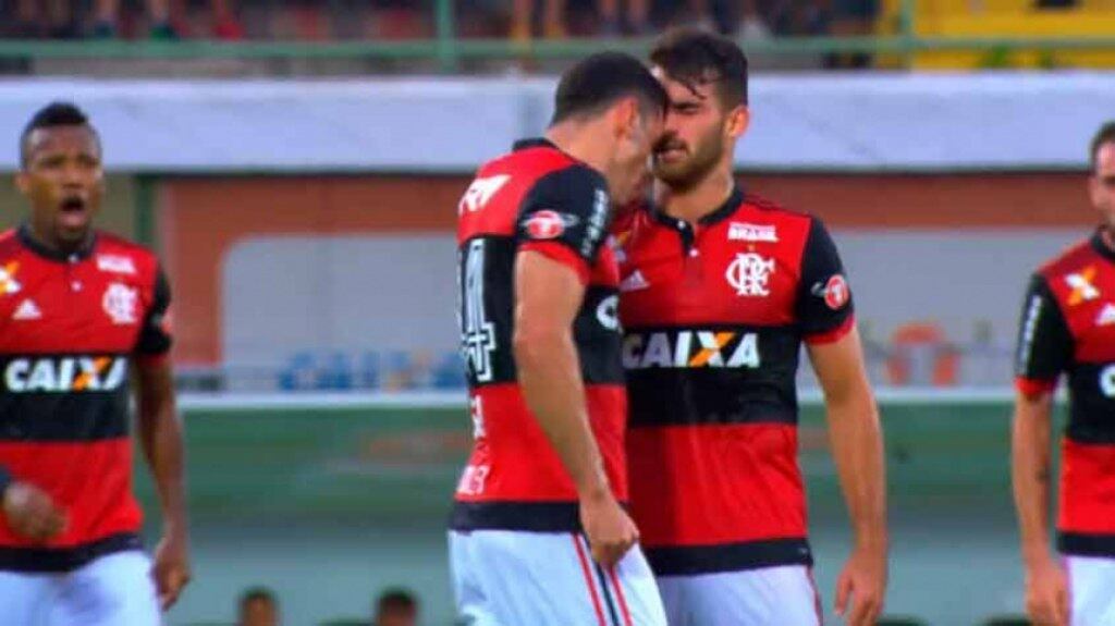 Os flamenguistas Felipe Vizeu e Rhodolfo se desentenderam durante o primeiro tempo do jogo contra o Corinthians pelo Brasileirão de 2017. O defensor chegou a dizer que 'quebraria' o companheiro no vestiário. Ambos fizeram as pazes depois da partida.
